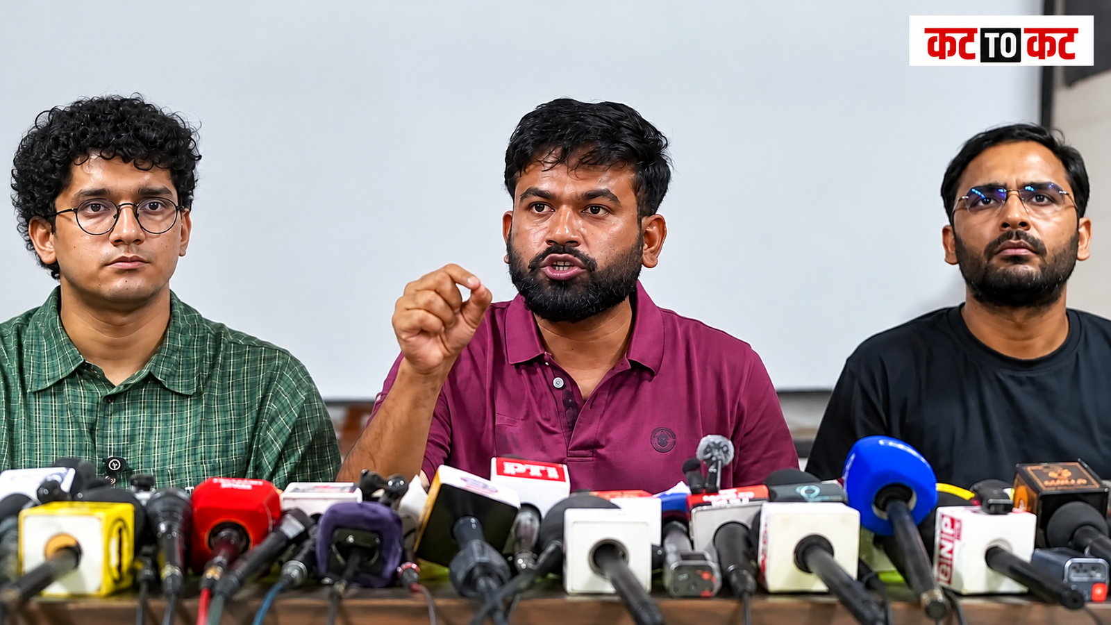 अभिजीत दिपके यांनी दिल्लीतील आंदोलनापूर्वी रेल्वे गाड्या रद्द करण्याच्या आणि मेट्रो स्थानकांवरील निर्बंधांच्या निर्णयावर टीका केली.